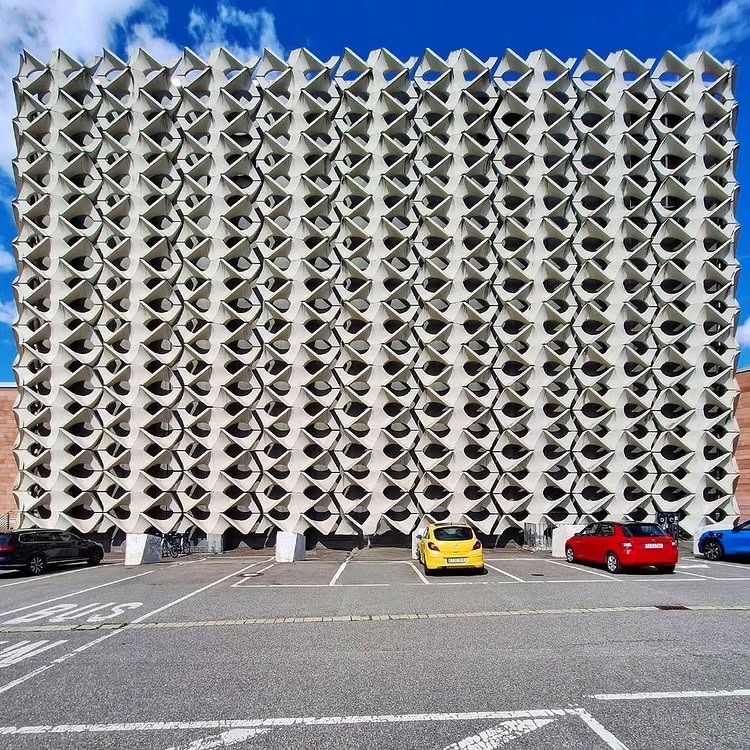 Stadthalle_Chemnitz_Parking_View_Katerina_Smejkalova Stadthalle chemnitz / rudolf weisser + hubert schiefelbein