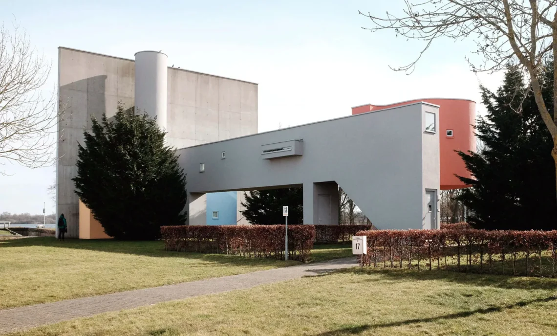 John Hejduk: Biography, Works, Awards 47 John hejduk wall house ii archeyes colors gili merin exterior 3. Jpg
