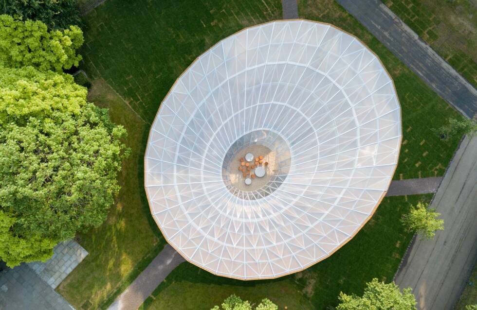 Diébédo Francis Kéré: Biography, Works, Awards 122 Birds eye view of the serpentine pavilion. Photo by iwan baan