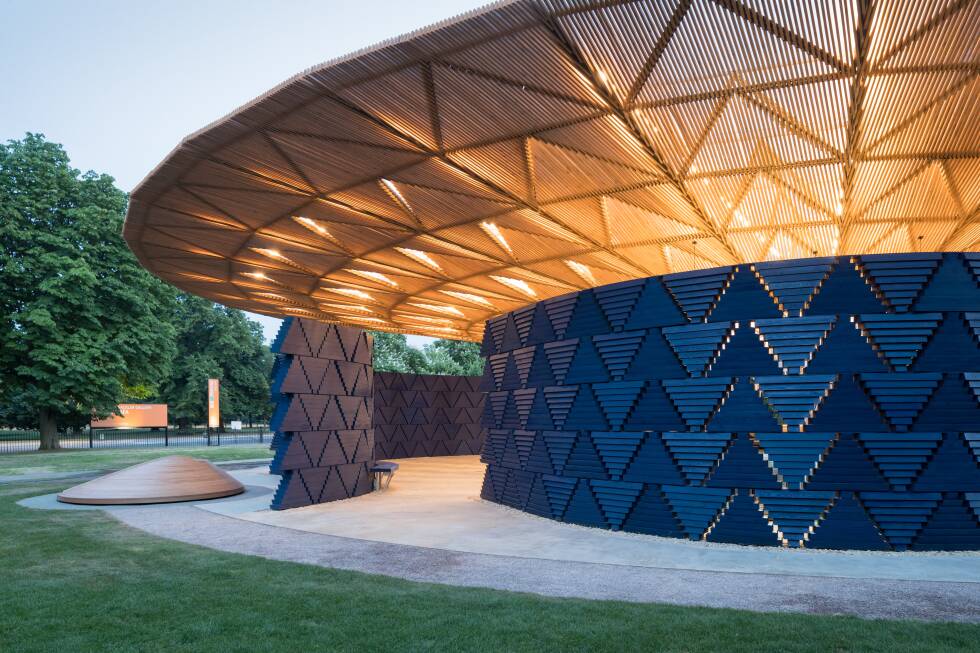 Diébédo Francis Kéré: Biography, Works, Awards 129 Entrance of the serpentine pavilion. Photo by iwan baan