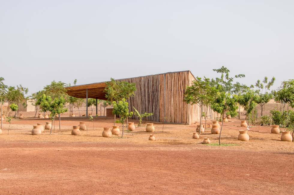 Diébédo Francis Kéré: Biography, Works, Awards 112 Exterior view of lycee schorges kitchen. Photo by andrea maretto for kere architecture