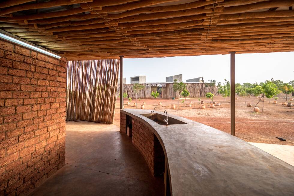 Diébédo Francis Kéré: Biography, Works, Awards 114 Kitchen at lycee schorge. Photo by andrea maretto for kere architecture