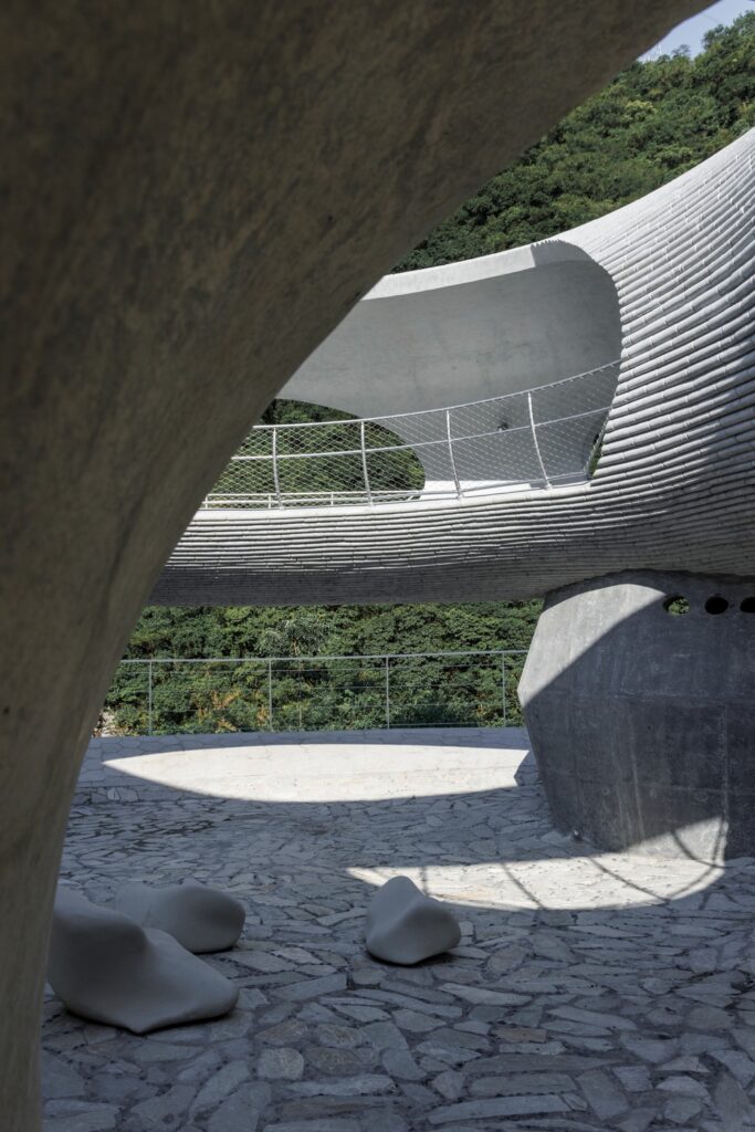 Resting loop with views / hcch studio
