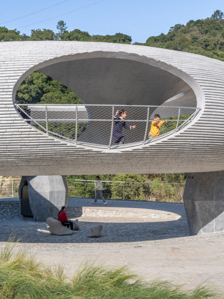 Resting loop with views / hcch studio