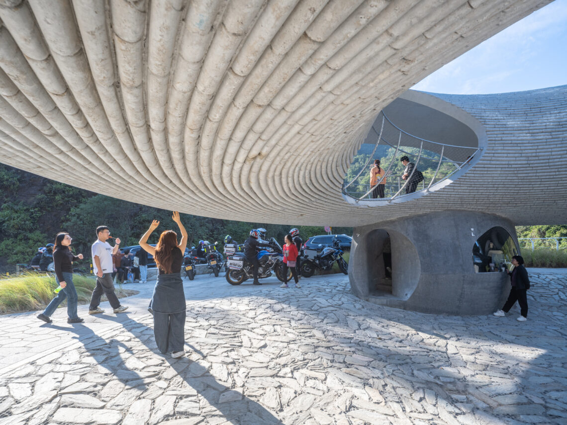 Resting loop with views / hcch studio