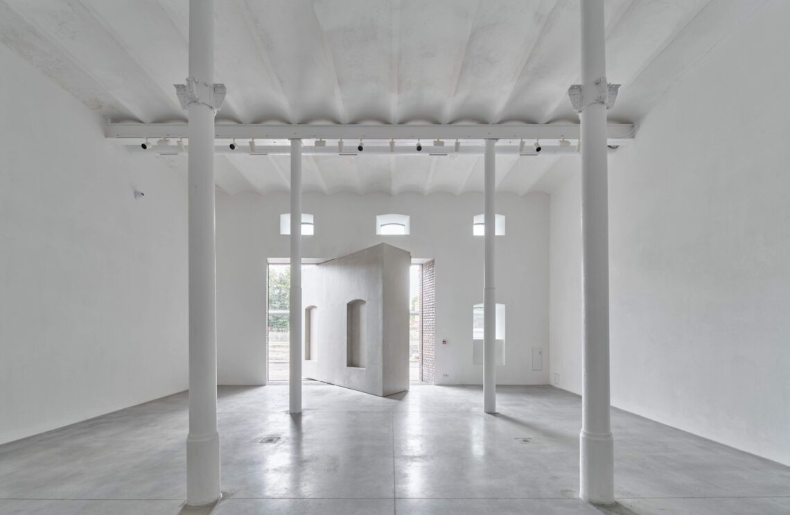 Plato Contemporary Art Gallery / Kwk Promes 34 Plato contemporary art gallery / kwk promes