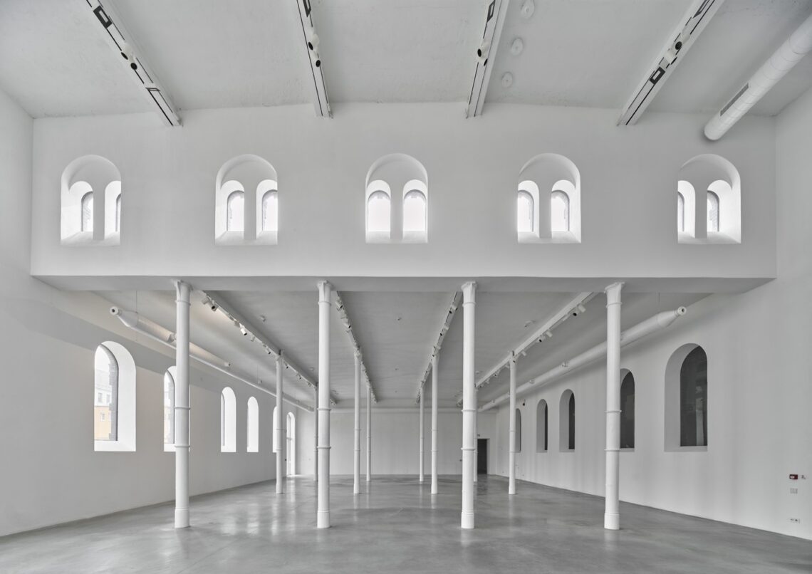 Plato Contemporary Art Gallery / Kwk Promes 11 Plato contemporary art gallery / kwk promes