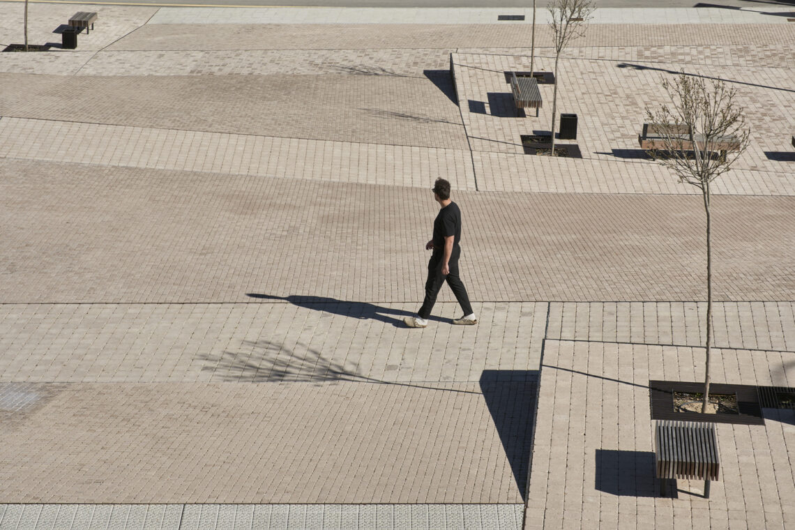 Zarrón square / bov estudio