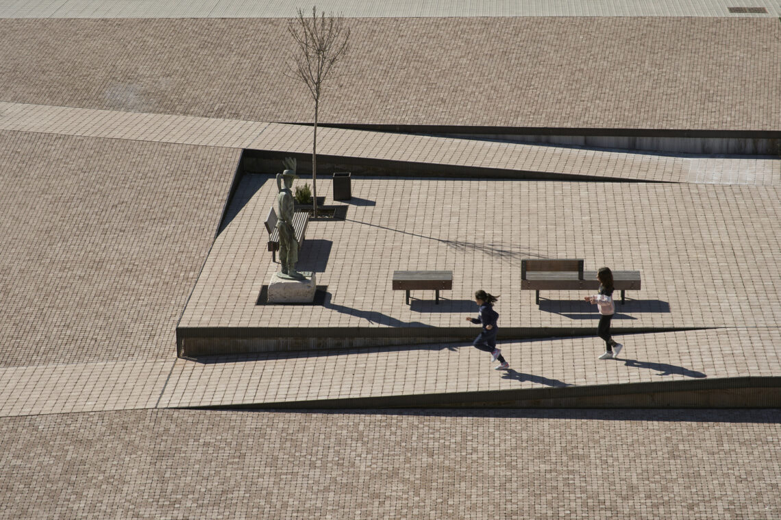 Zarrón square / bov estudio