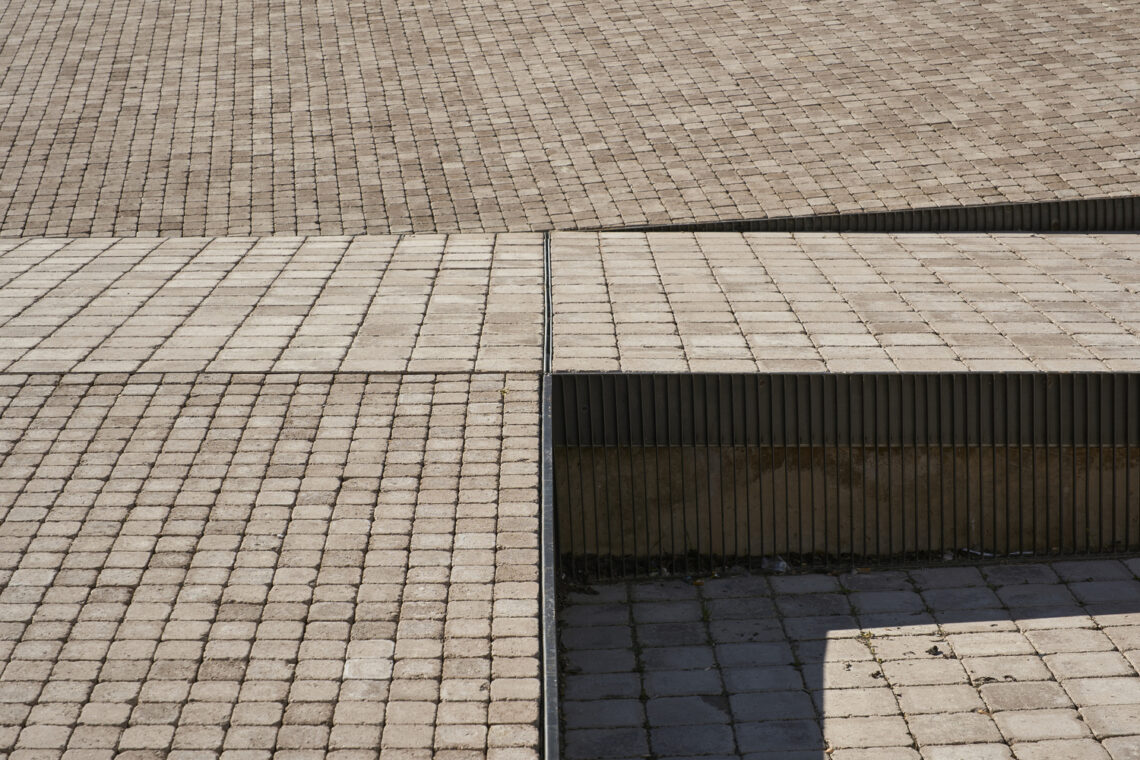 Zarrón square / bov estudio