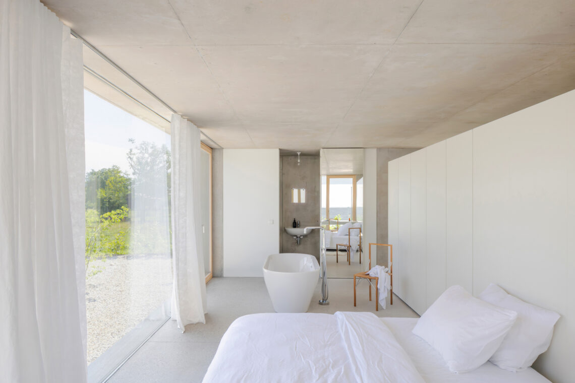 House on the edge of the plain / skupaj arhitekti