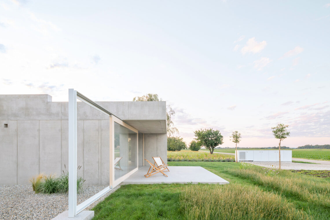 House on the edge of the plain / skupaj arhitekti