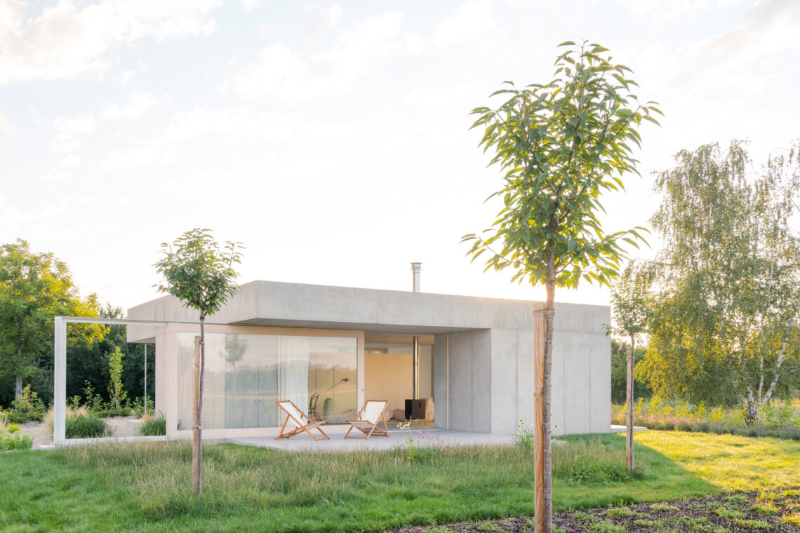 House on the edge of the plain / skupaj arhitekti