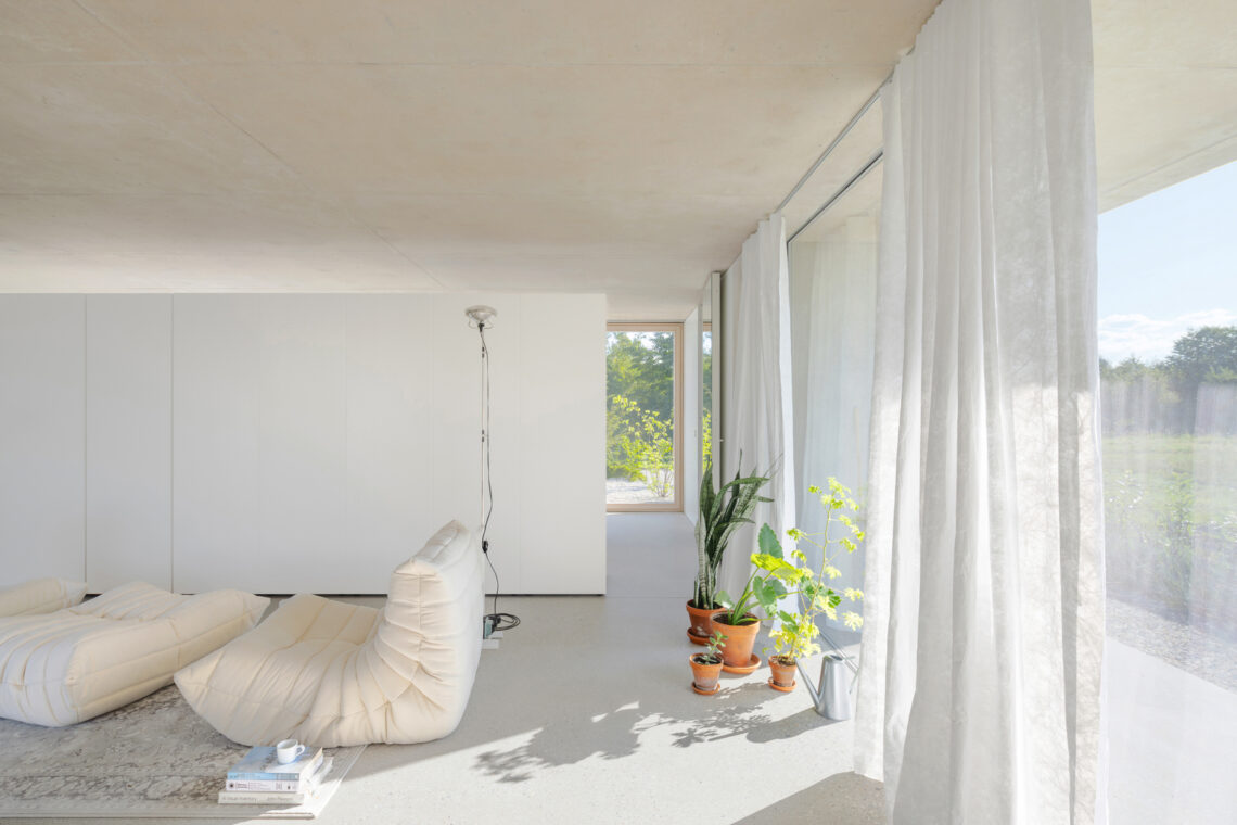 House on the edge of the plain / skupaj arhitekti