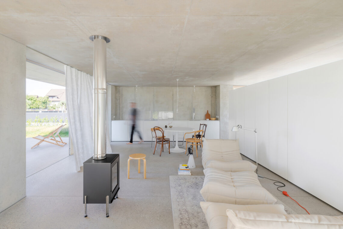 House on the edge of the plain / skupaj arhitekti