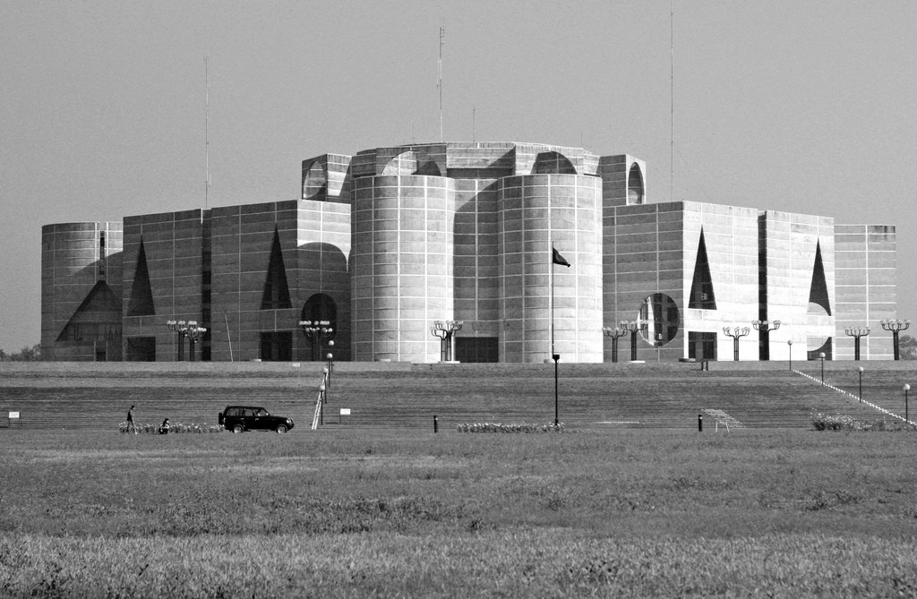 National-Assembly-Building-Of-Bangladesh-Louis-Kahn-Classics-On-Architecture-Lab-1 National assembly building of bangladesh / louis kahn | classics on architecture lab