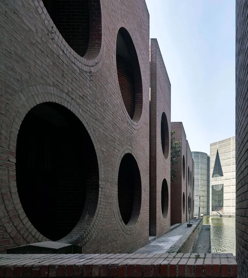 National Assembly Building Of Bangladesh / Louis Kahn | Classics On Architecture Lab 44 National assembly building of bangladesh / louis kahn | classics on architecture lab