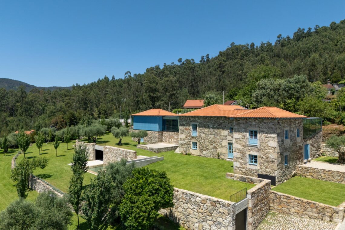 Cerdeiras house hotel / tiago do vale architects