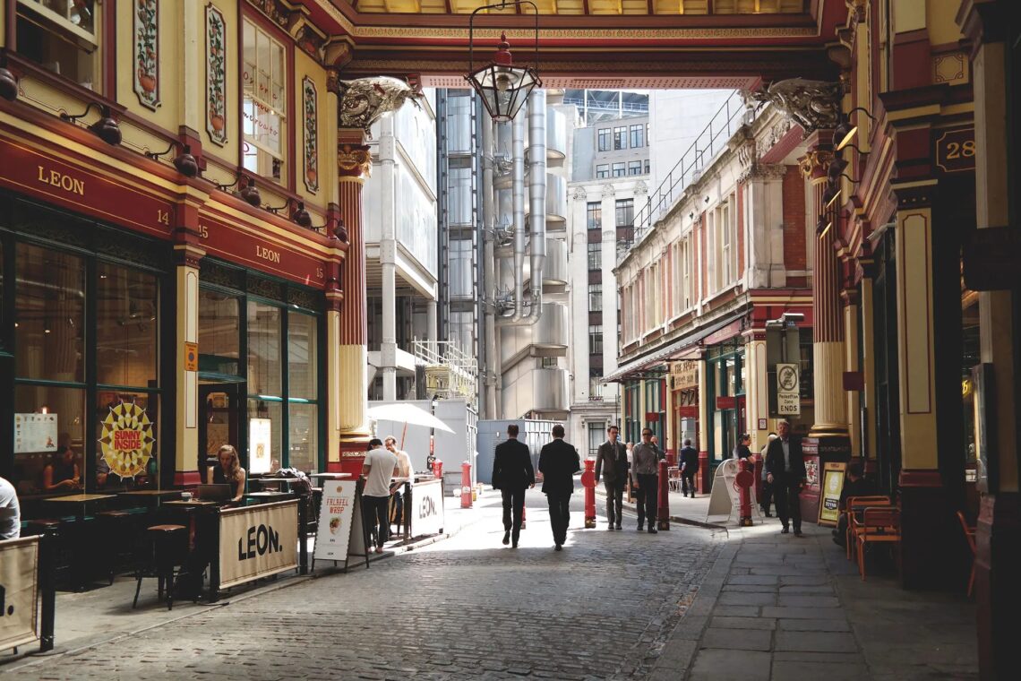 Lloyd's of london building / richard rogers | classics on architecture lab