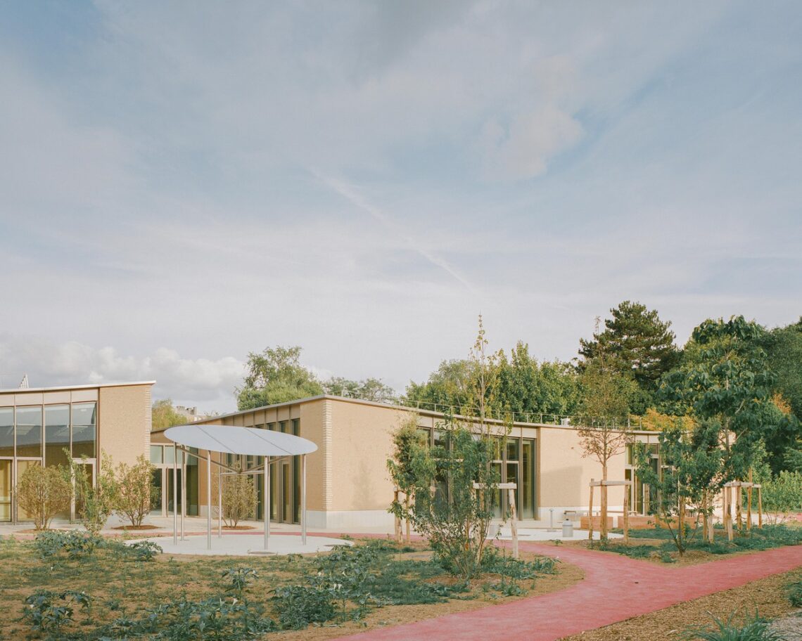 Parc Des Loges Childhood And Sports Center / Hemaa Architectes 3 Parc des loges childhood and sports center / hemaa architectes