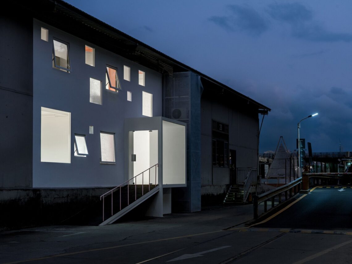 Apelron contemporary / aether architects + archigress