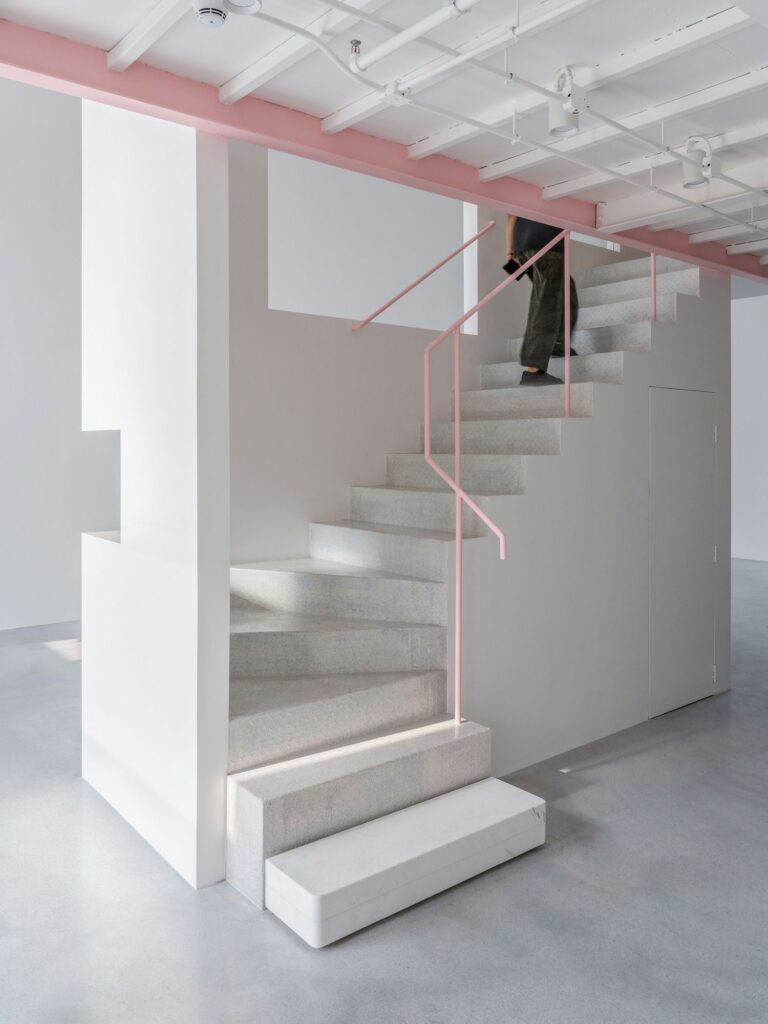 Apelron contemporary / aether architects + archigress