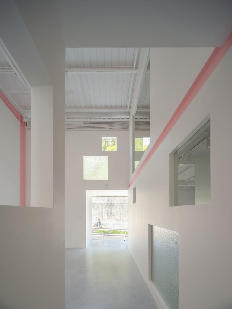 Apelron contemporary / aether architects + archigress