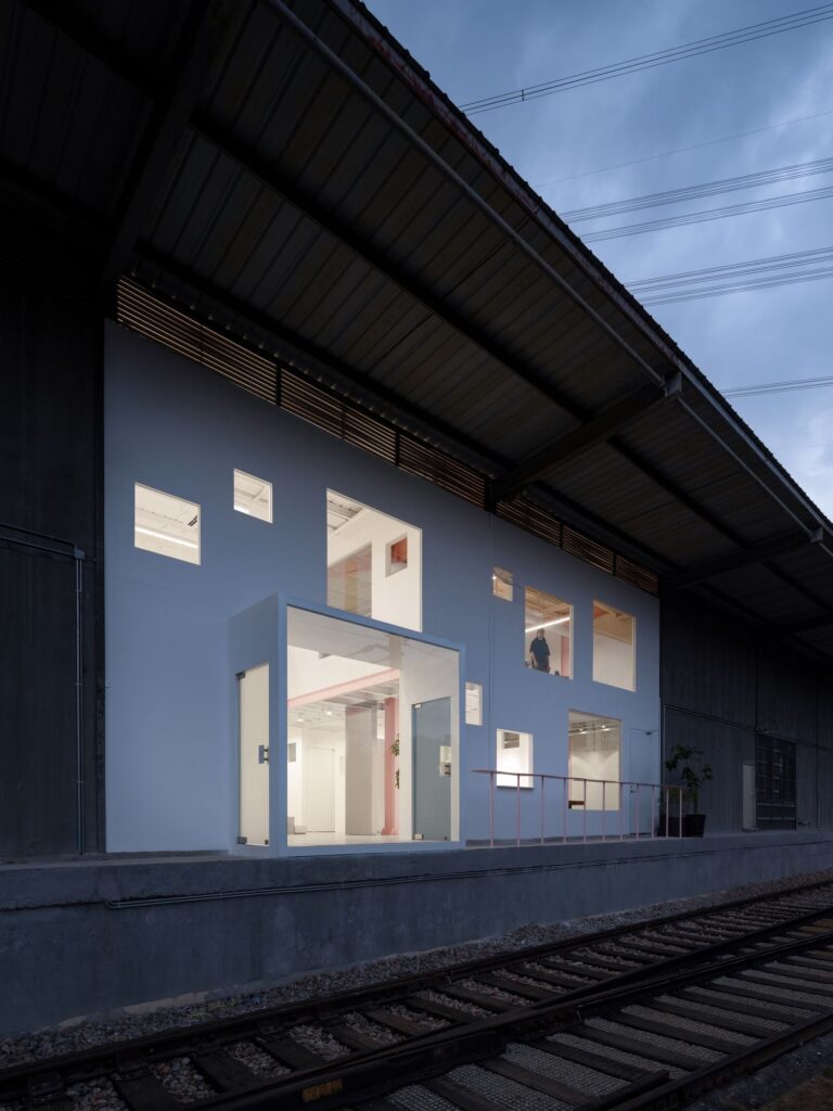 Apelron contemporary / aether architects + archigress
