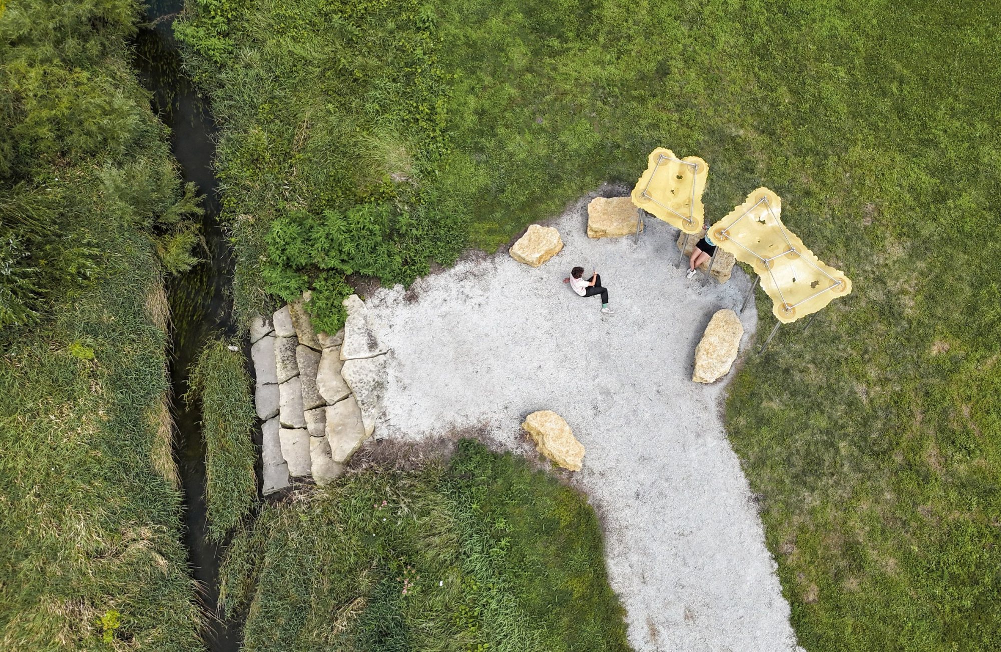 Puddle pavilion by i/thee turns algae bio-resin into public architecture along mud creek