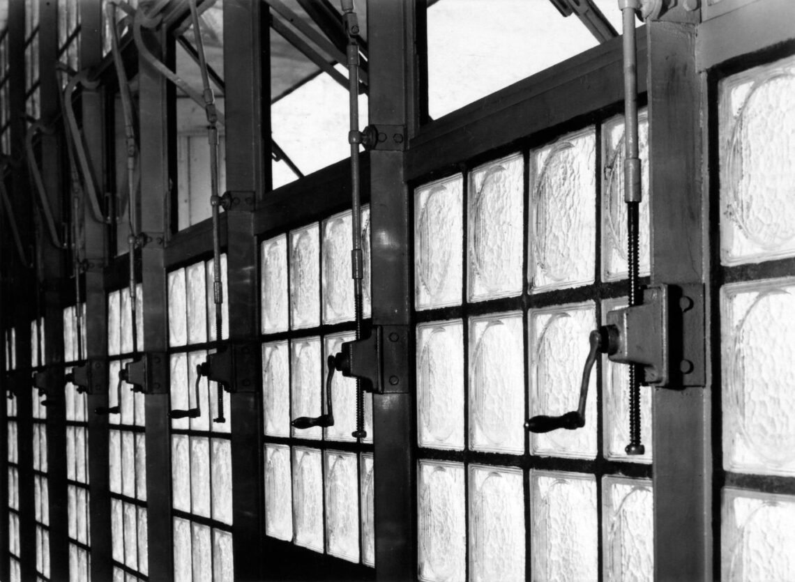 Maison de verre / pierre chareau + bernard bijvoet | classics on architecture lab