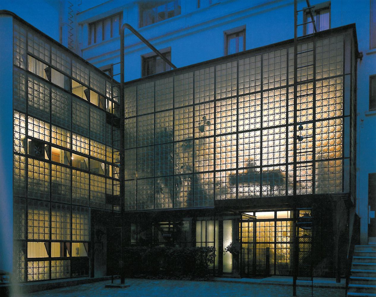 Maison de verre / pierre chareau + bernard bijvoet | classics on architecture lab