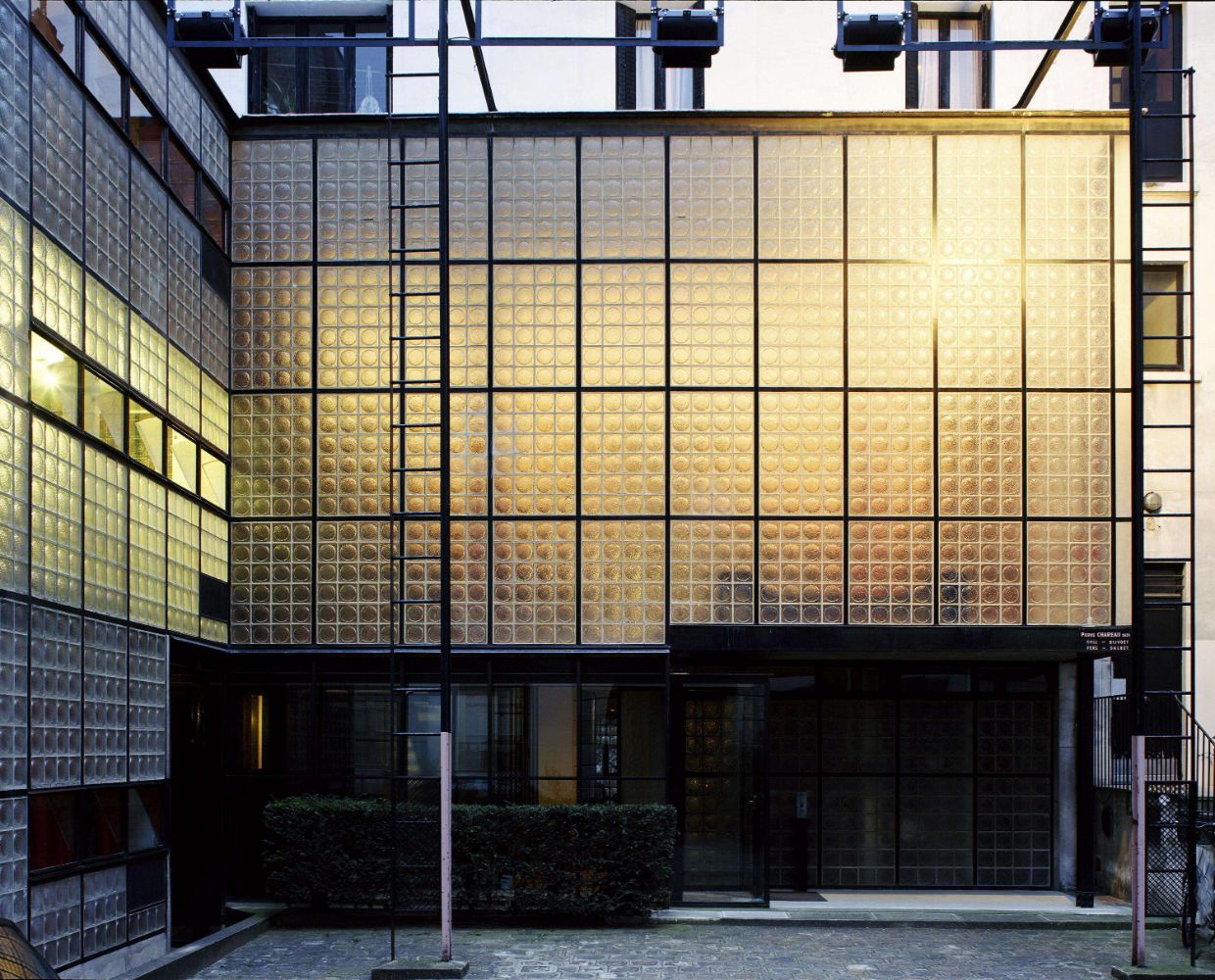 Maison de verre / pierre chareau + bernard bijvoet | classics on architecture lab