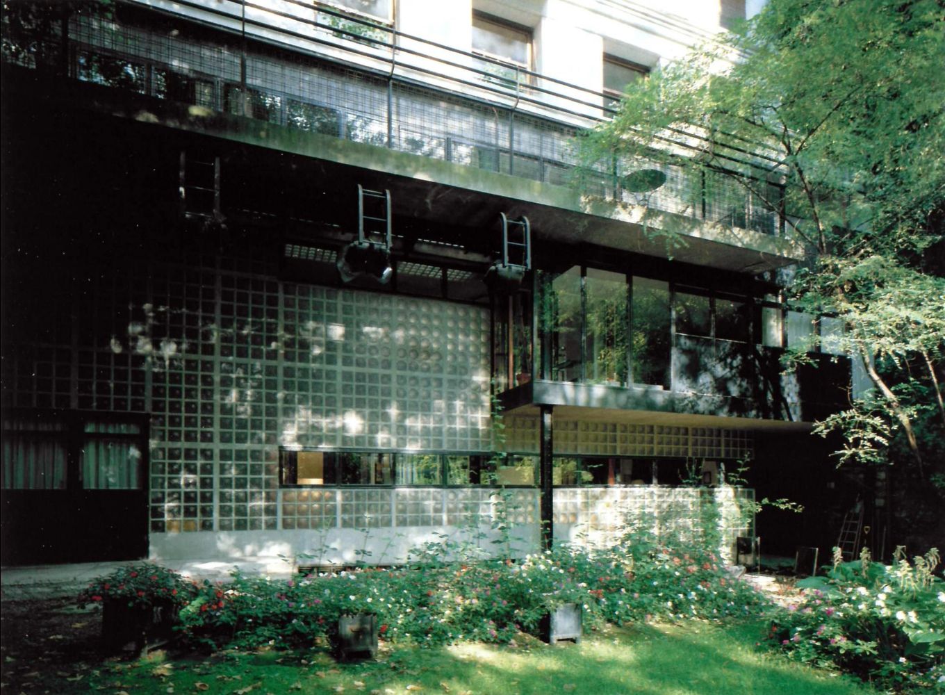 Maison de verre / pierre chareau + bernard bijvoet | classics on architecture lab