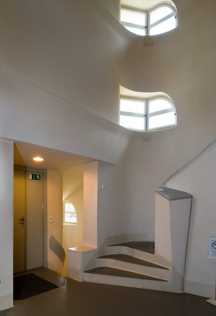 The einstein tower / erich mendelsohn | classics on architecture lab