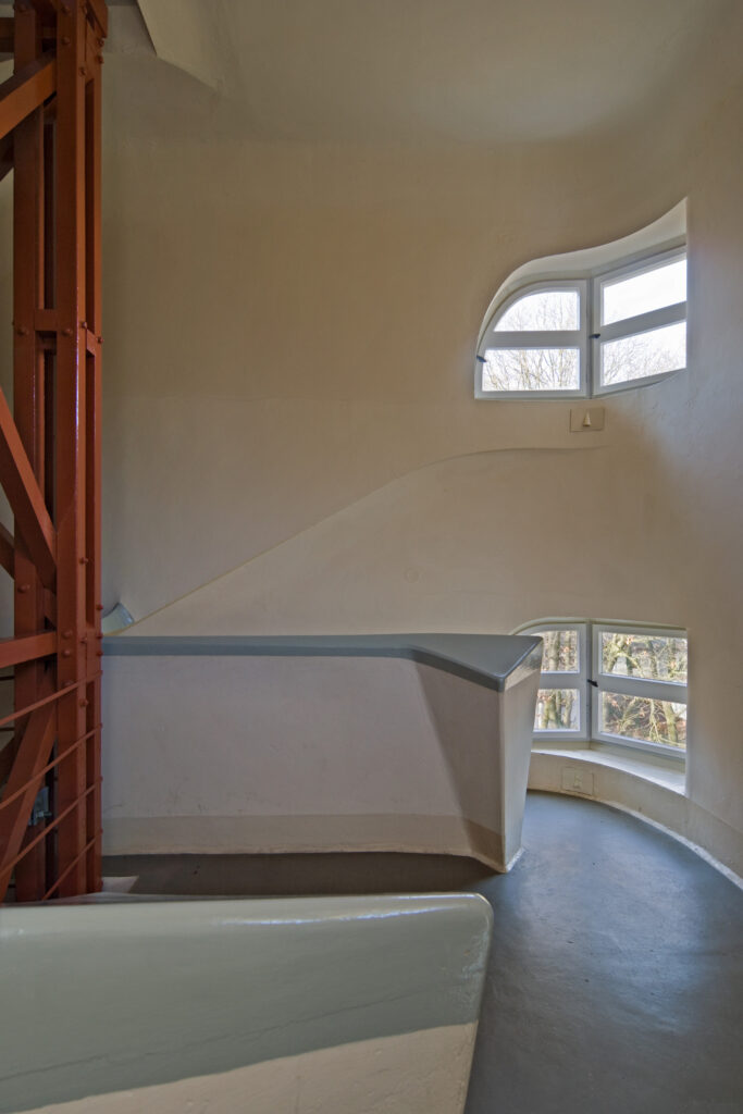 The einstein tower / erich mendelsohn | classics on architecture lab