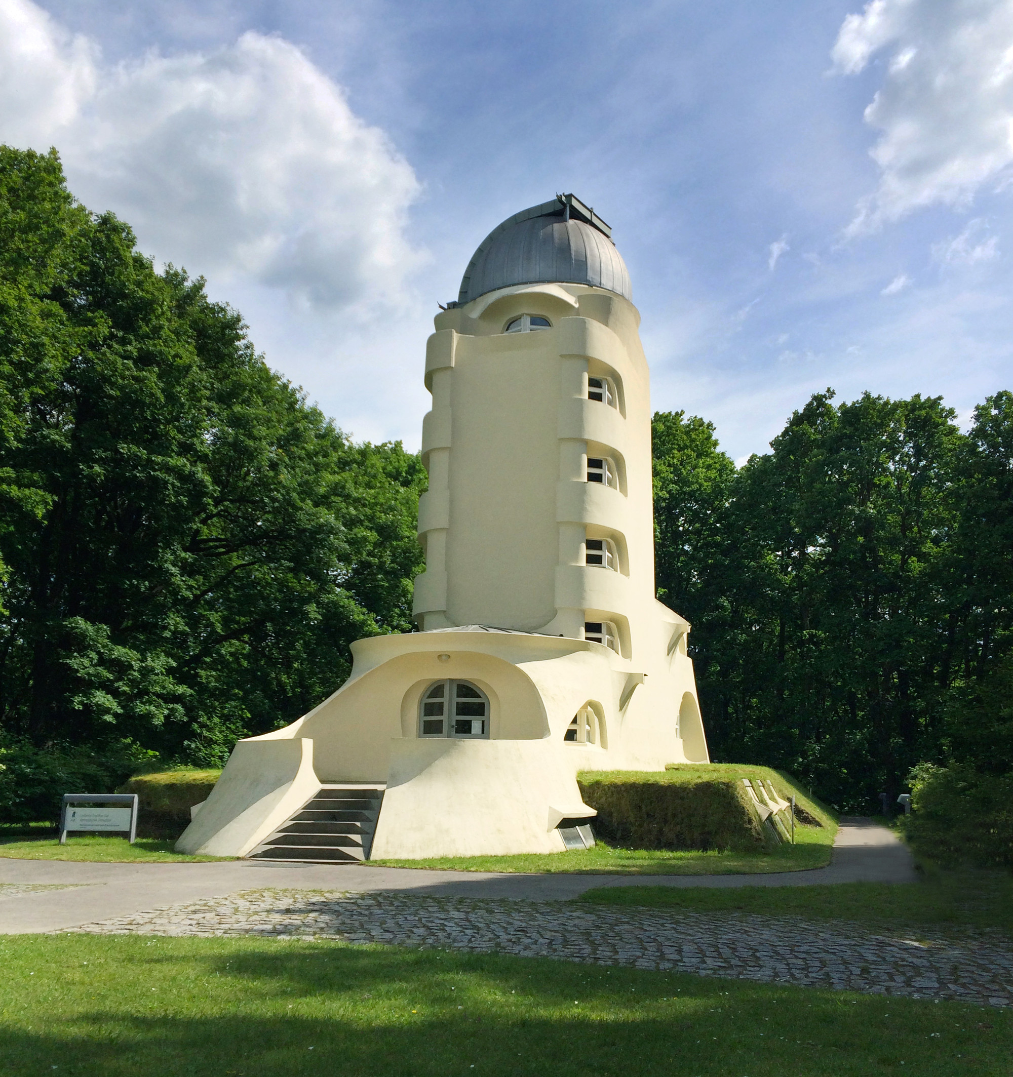 The einstein tower / erich mendelsohn | classics on architecture lab