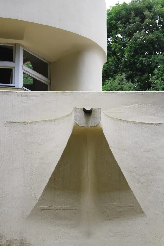 The einstein tower / erich mendelsohn | classics on architecture lab
