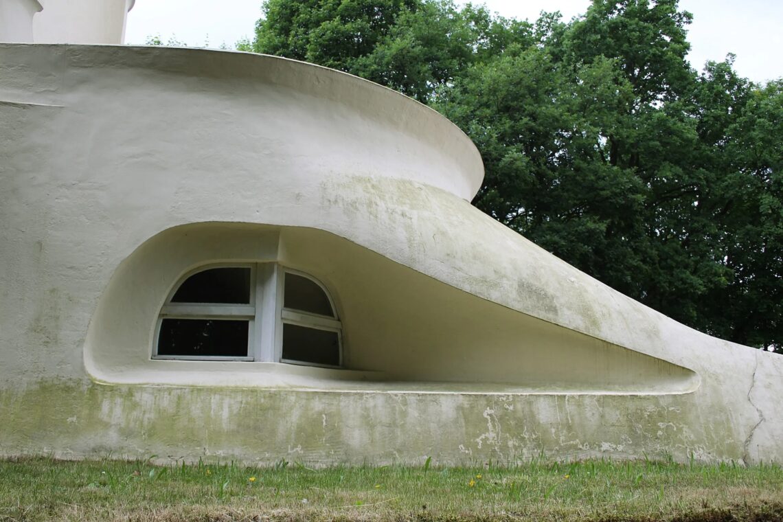 The einstein tower / erich mendelsohn | classics on architecture lab