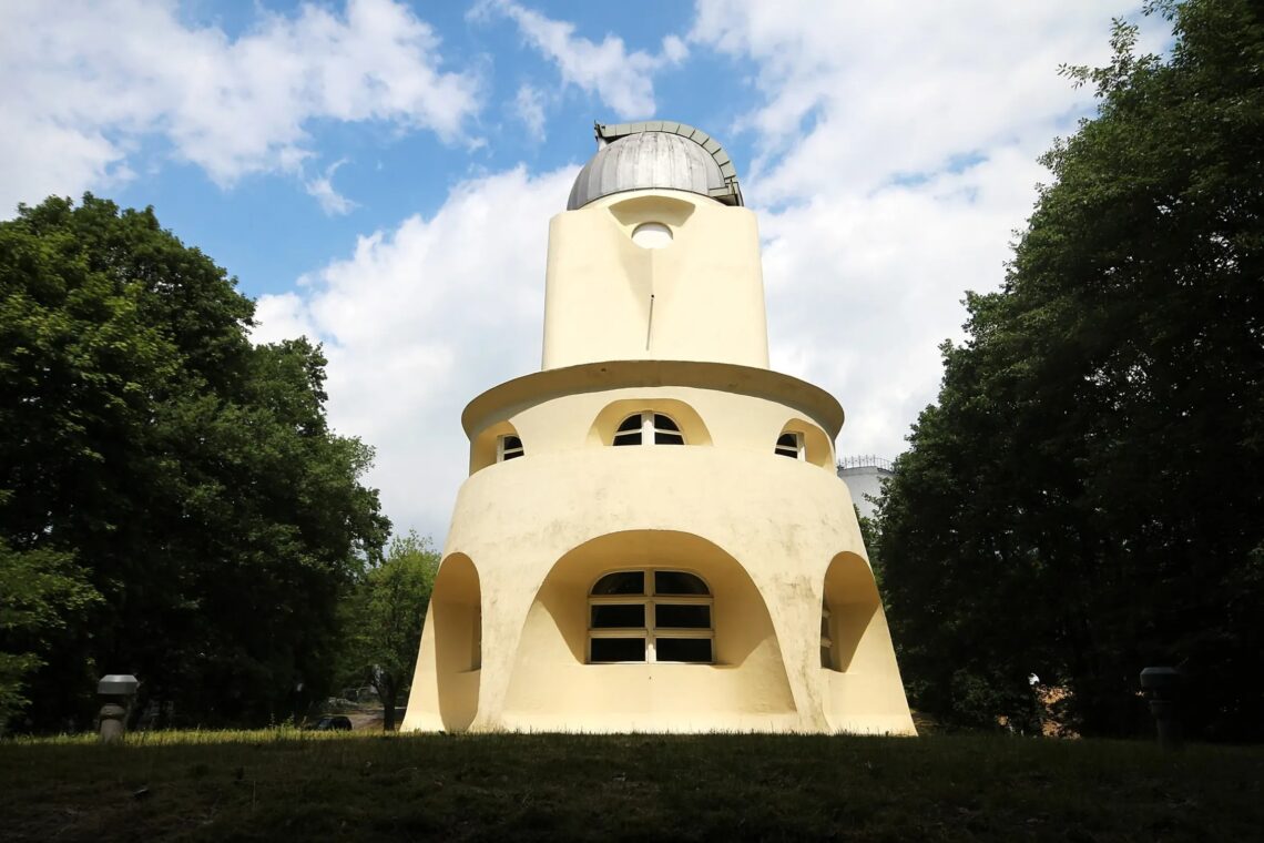 The einstein tower / erich mendelsohn | classics on architecture lab