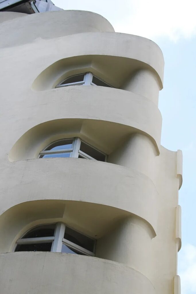 The einstein tower / erich mendelsohn | classics on architecture lab