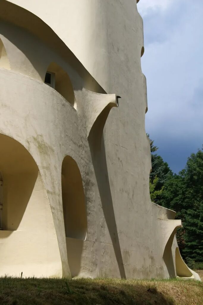 The einstein tower / erich mendelsohn | classics on architecture lab