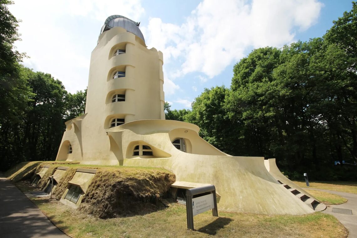 The einstein tower / erich mendelsohn | classics on architecture lab