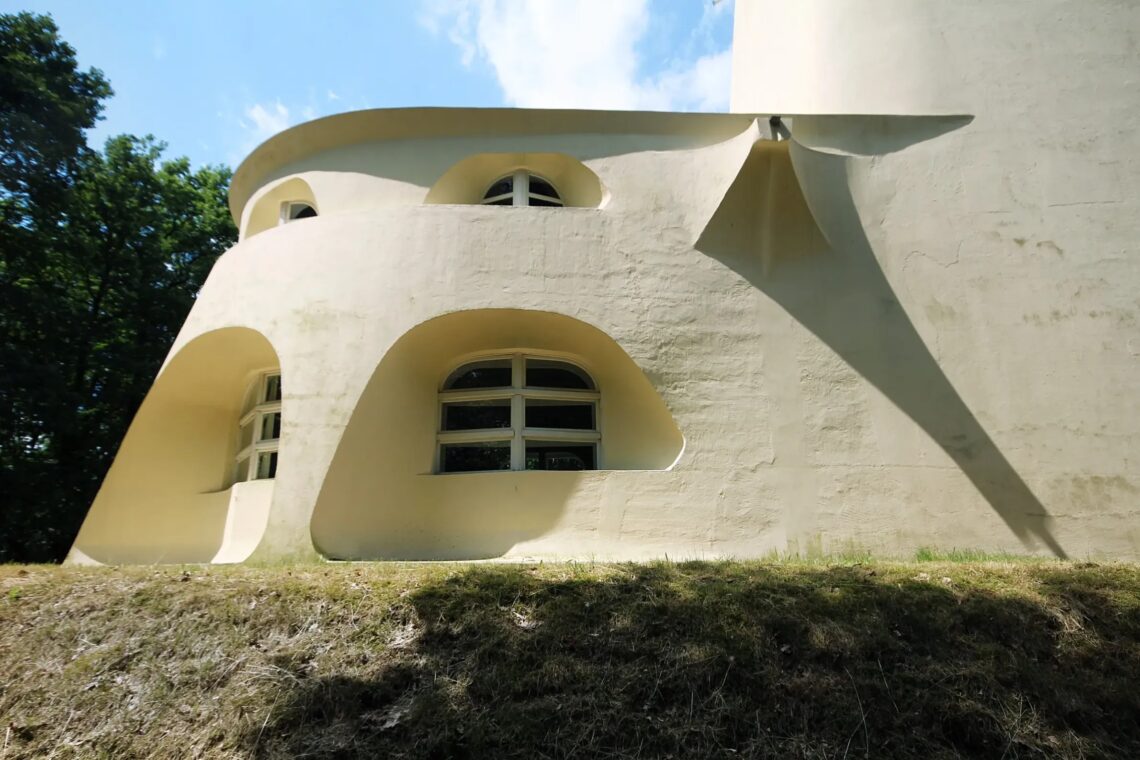 The einstein tower / erich mendelsohn | classics on architecture lab