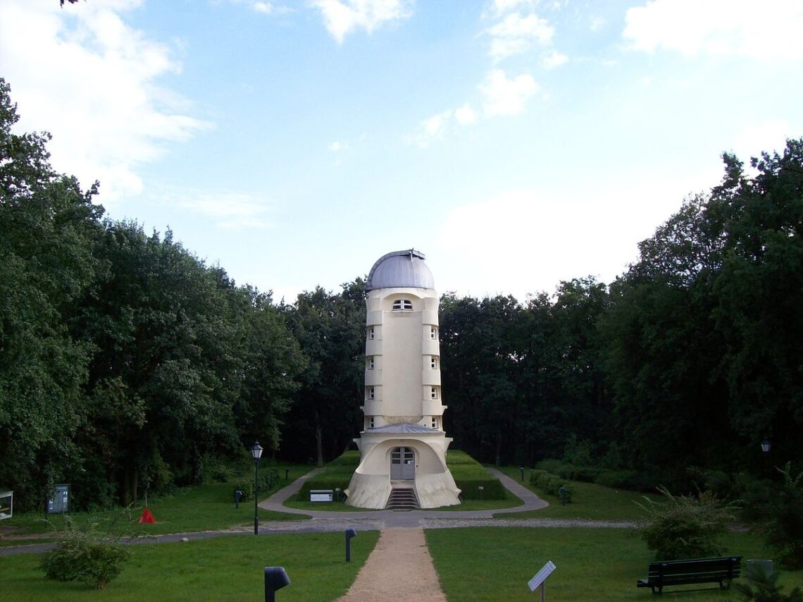 The einstein tower / erich mendelsohn | classics on architecture lab