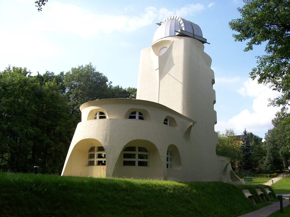 The einstein tower / erich mendelsohn | classics on architecture lab