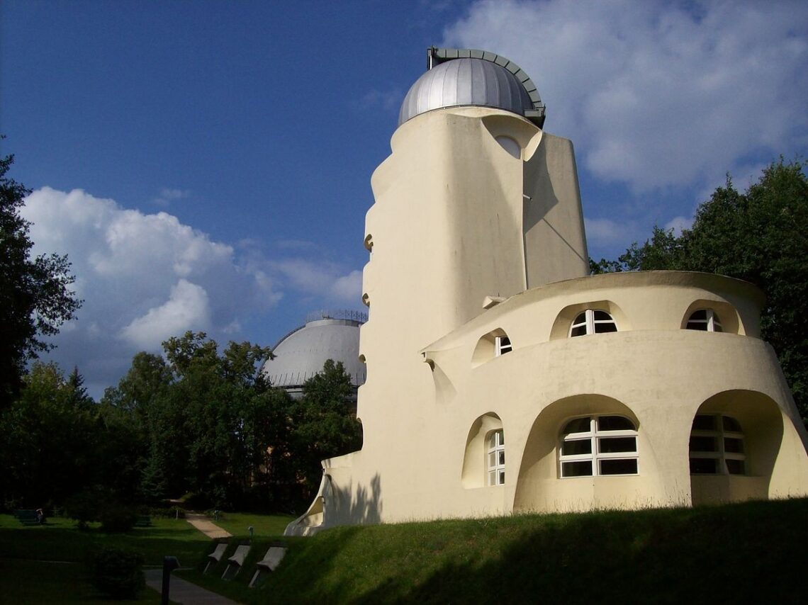 The einstein tower / erich mendelsohn | classics on architecture lab