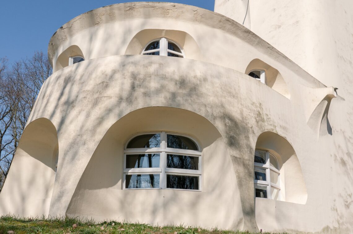 The einstein tower / erich mendelsohn | classics on architecture lab