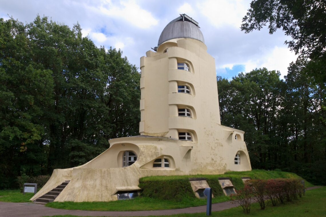 The einstein tower / erich mendelsohn | classics on architecture lab