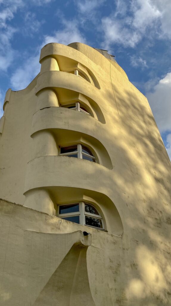 The einstein tower / erich mendelsohn | classics on architecture lab