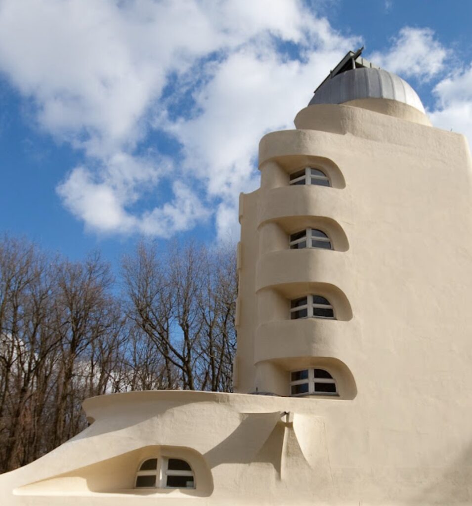 The einstein tower / erich mendelsohn | classics on architecture lab
